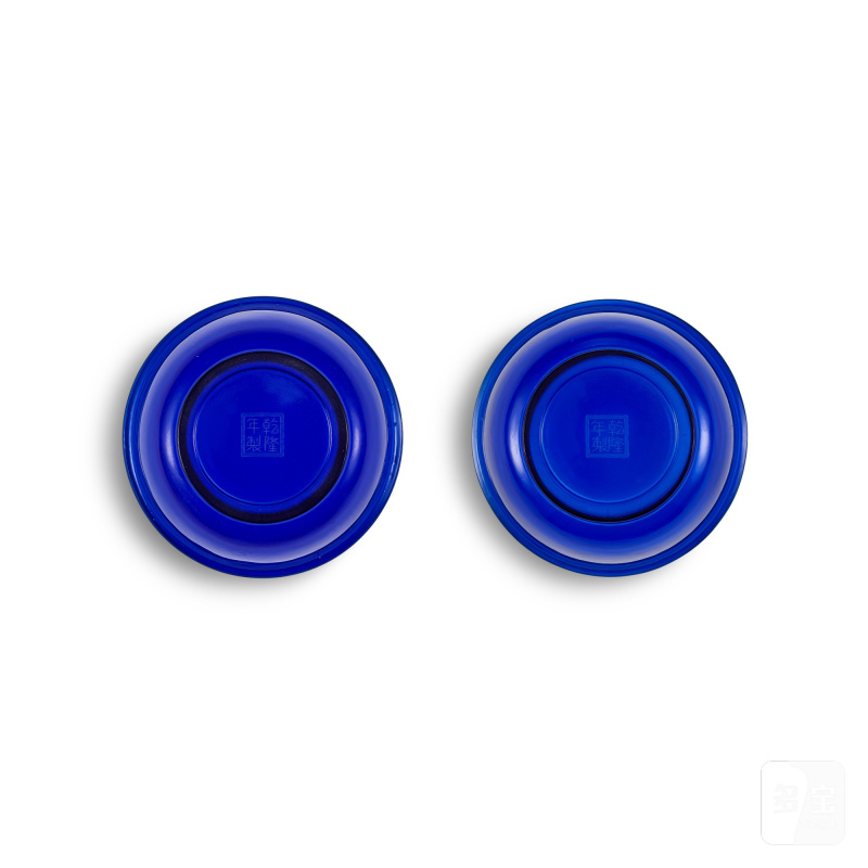 A pair of blue glass bowls, Qing dynasty, 18th - 19th century | 清十八至十九世紀 藍料光素盌一對 《乾隆年製》仿款 - 图2